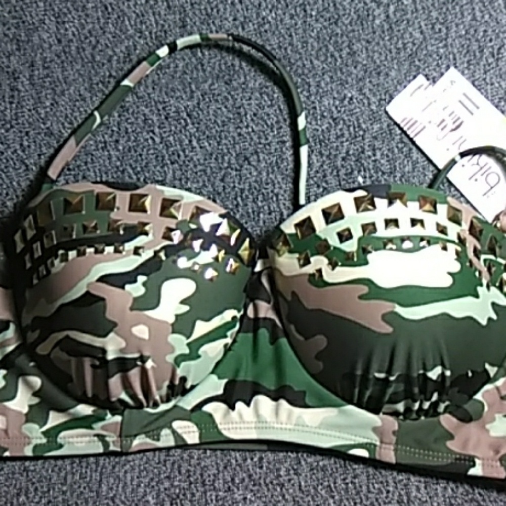 NWT🎄 Camo w/ Gold studs Push-up Top
